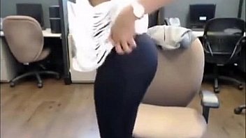 Tocandose en la oficina del jefe