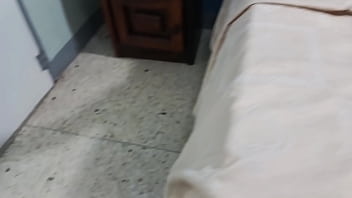 Madrastra se masturba con un gran deseo frotando su concha grande dándose placer