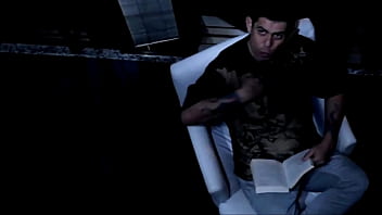 Pelos corredores do hotel ela vem atrapalhar minha leitura nua