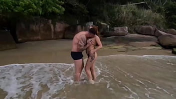 Encontrei com uma gostosa na praia e fodemos ali mesmo
