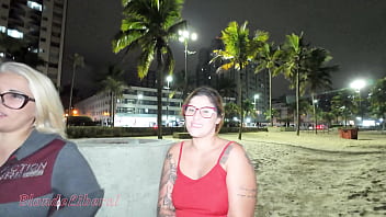 Eu bem puta mostrando a buceta e a bunda na praia com minha amiga dai belan trailer