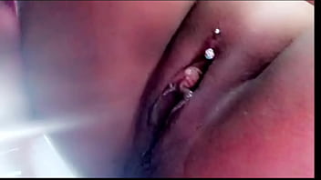 Negão dotado gozando no cu e na buceta várias gozadas