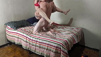 Madrasta ensina o enteado a meter