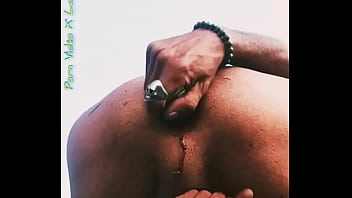 Plaisir masculin risqué au bord d'une route