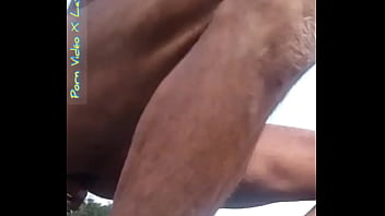 Plaisir masculin risqué au bord d'une route Plaisir masculin risqué au bord d'une route