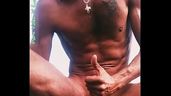 Plaisir masculin risqué au bord d'une route Plaisir masculin risqué au bord d'une route