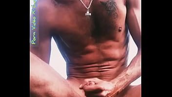 Plaisir masculin risqué au bord d'une route