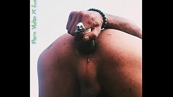 Plaisir masculin risqué au bord d'une route