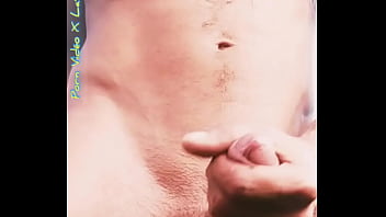 Plaisir masculin risqué au bord d'une route