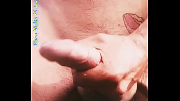 Plaisir masculin risqué au bord d'une route