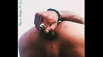 Plaisir masculin risqué au bord d'une route