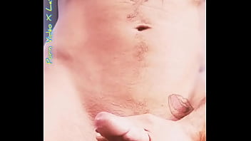 Plaisir masculin risqué au bord d'une route