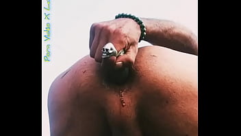 Plaisir masculin risqué au bord d'une route