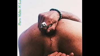 Plaisir masculin risqué au bord d'une route