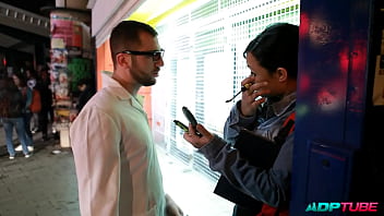 Garganta profunda de la puta del campus de la universidad