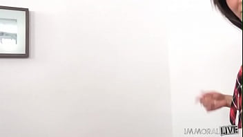 Cindy loarn shows the boys in budapest