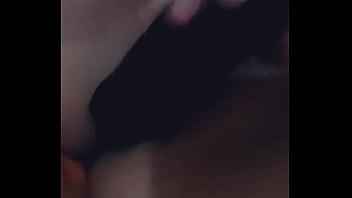 Jugando un poco con mi negrito noche solita me hago un cariño