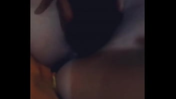 Jugando un poco con mi negrito noche solita me hago un cariño