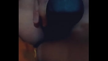 Jugando un poco con mi negrito noche solita me hago un cariño