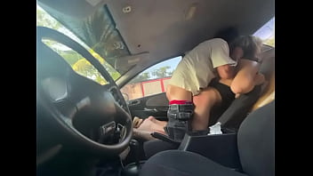 ¡me folló duro durante el viaje en el coche