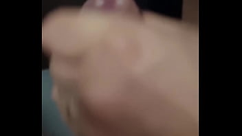 Esposa putinha rebolando só de calcinha e sentando com força no pau do marido