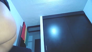 Tengo una minifalda que desea que la levantes