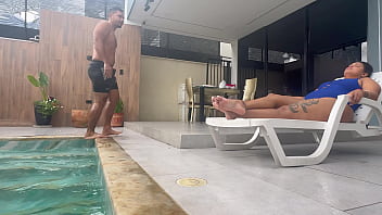 Me aprovecho de chica desconocida para seducirla y cogerla duro con mi amigo