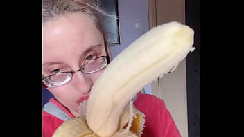 Bimbo giantess with lipstick and banana Bimbo giantess with lipstick and banana