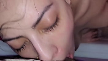 Mi amiga le dice a su novio que se va a bañar y luego a dormir pero la verdad es otra