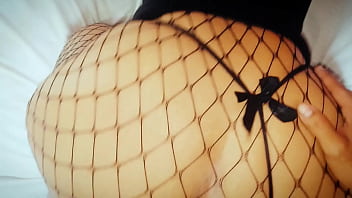 Me quedo sólita en casa y mi hijastro entra en mi habitacion