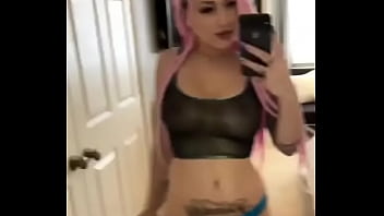 Mulher grava vídeo mostrando o corpo