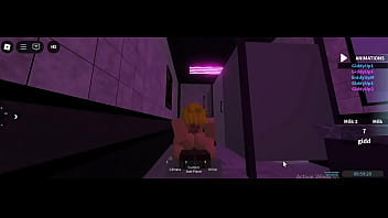 Me folla duro en el baño