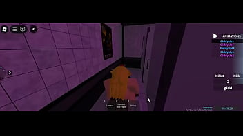 Me folla duro en el baño