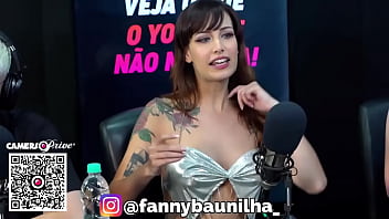 Ela busca arrombar a bucetinha