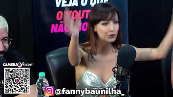 Ela busca arrombar a bucetinha