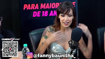 Ela busca arrombar a bucetinha