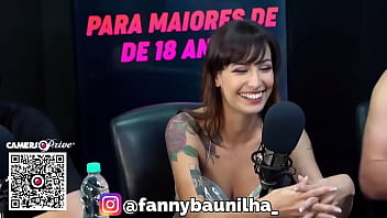 Ela busca arrombar a bucetinha