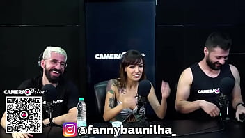 Ela busca arrombar a bucetinha