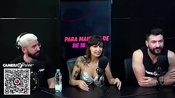 Ela busca arrombar a bucetinha