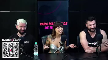 Ela busca arrombar a bucetinha