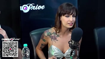 Ela busca arrombar a bucetinha