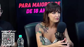 Ela busca arrombar a bucetinha