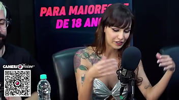 Ela busca arrombar a bucetinha