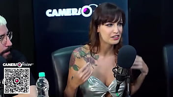 Ela busca arrombar a bucetinha