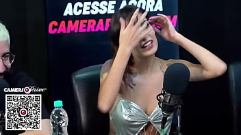 Ela busca arrombar a bucetinha