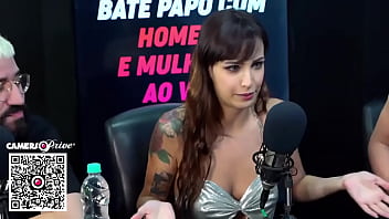 Ela busca arrombar a bucetinha