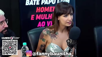 Ela busca arrombar a bucetinha