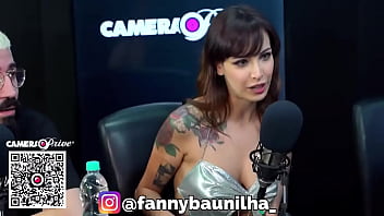 Ela busca arrombar a bucetinha