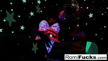 Brunete babe masturbates