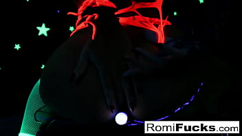 Brunete babe masturbates